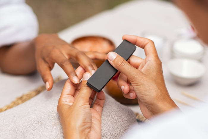 Quelles techniques les prothésistes utilisent-ils pour des ongles impeccables, Le Lamentin